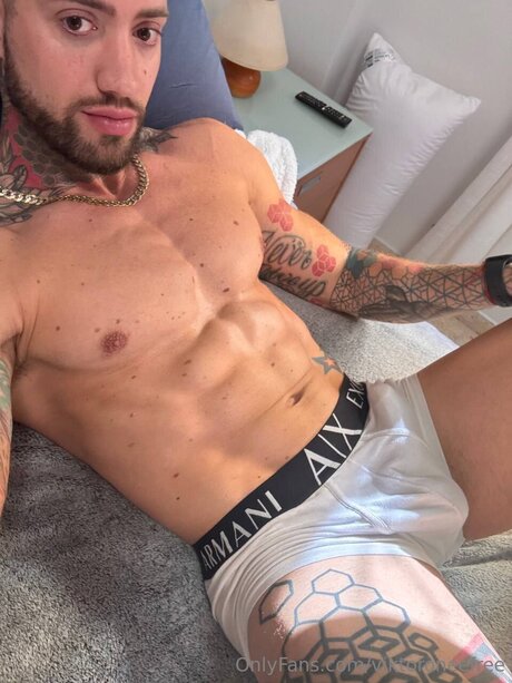 Viktoroneefree naked model img
