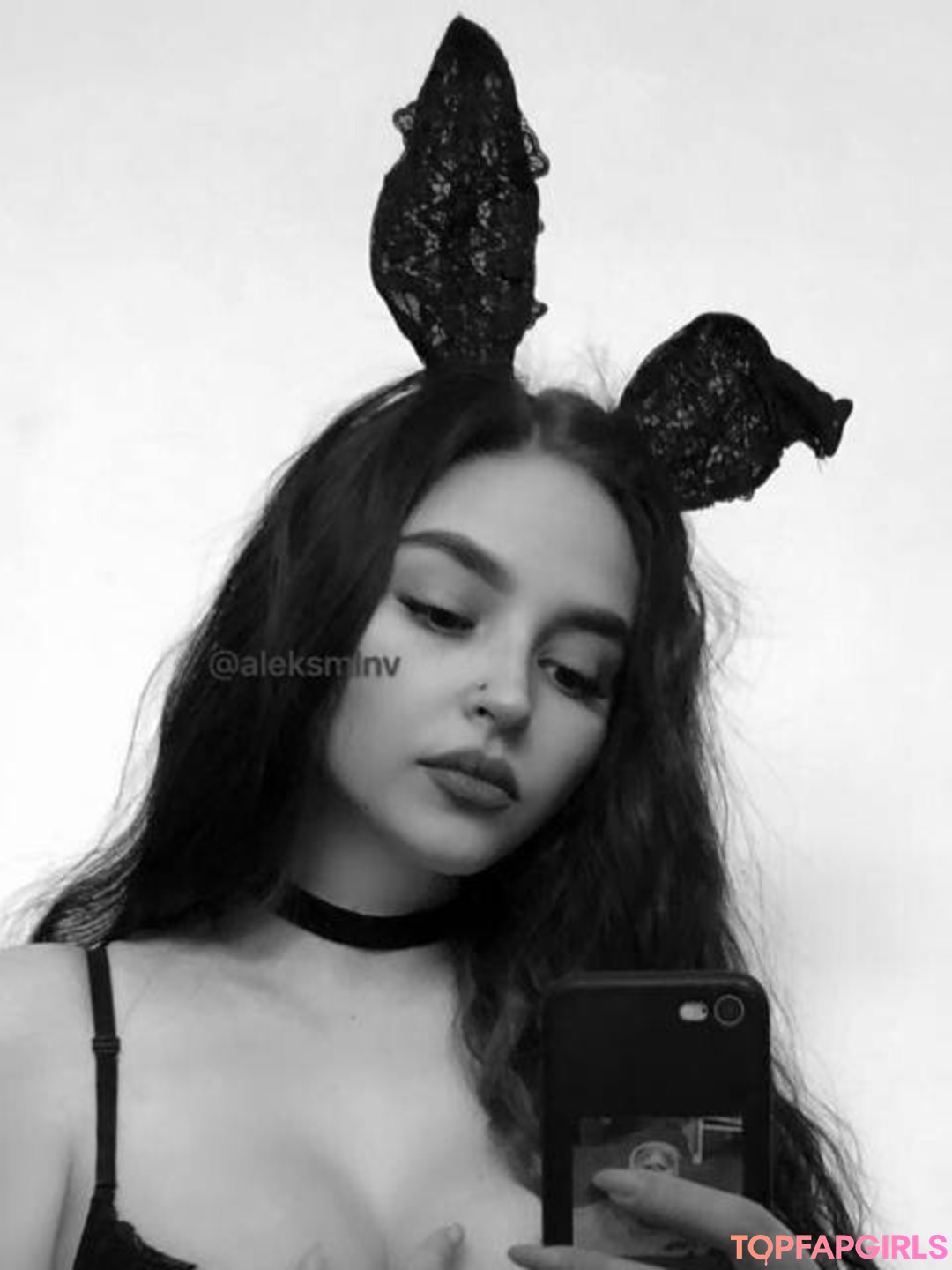 Her full nudity captured