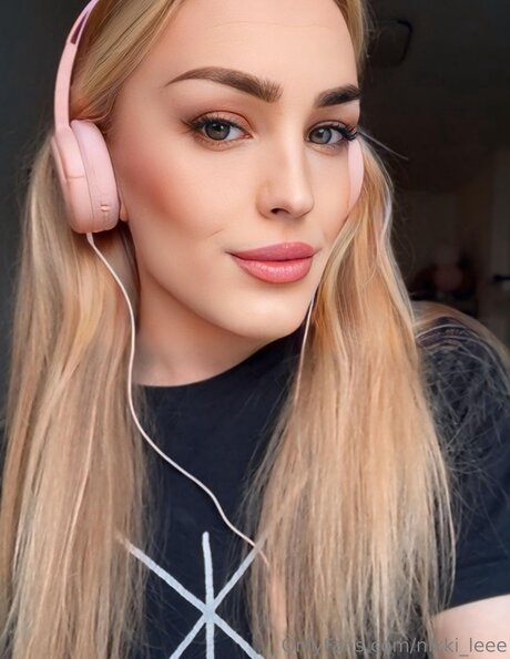Nikki Leee pornstar top photos
