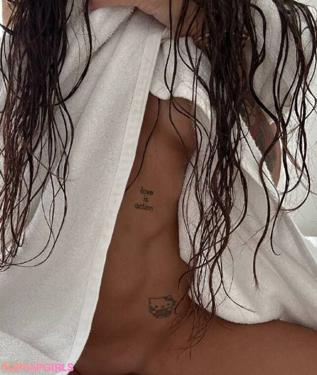 Айза Анохина в пикантной позе