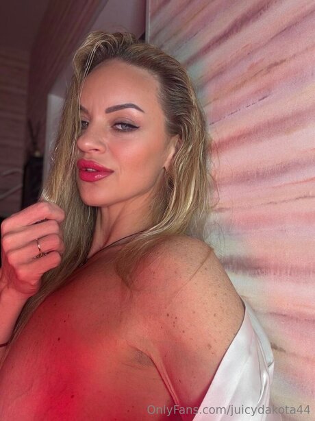 Juicydakota44 sex model image
