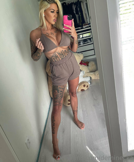 Deminecka erotic actress archive